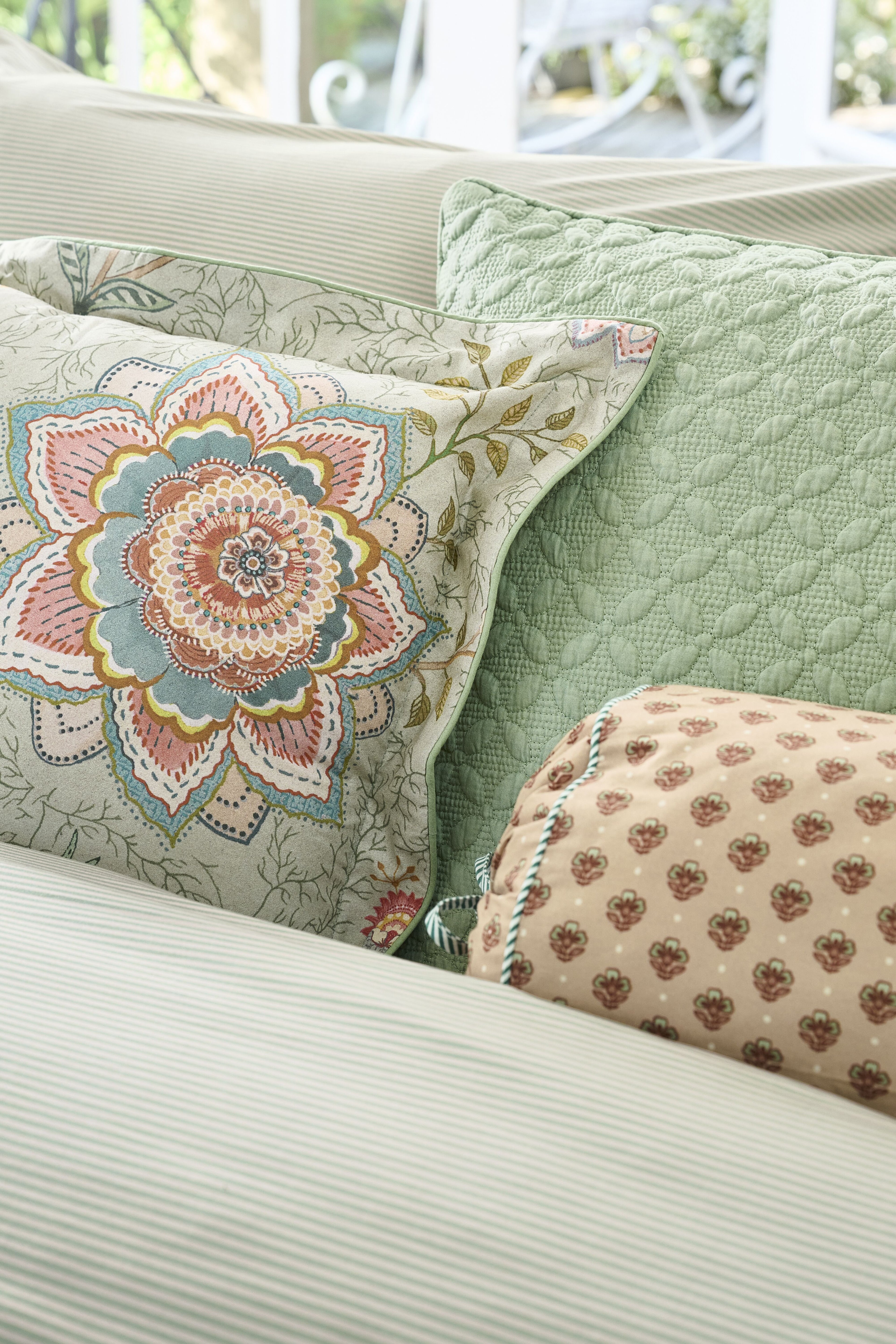 Pip Studio Mumbai Morning Kissen - Hellgrün