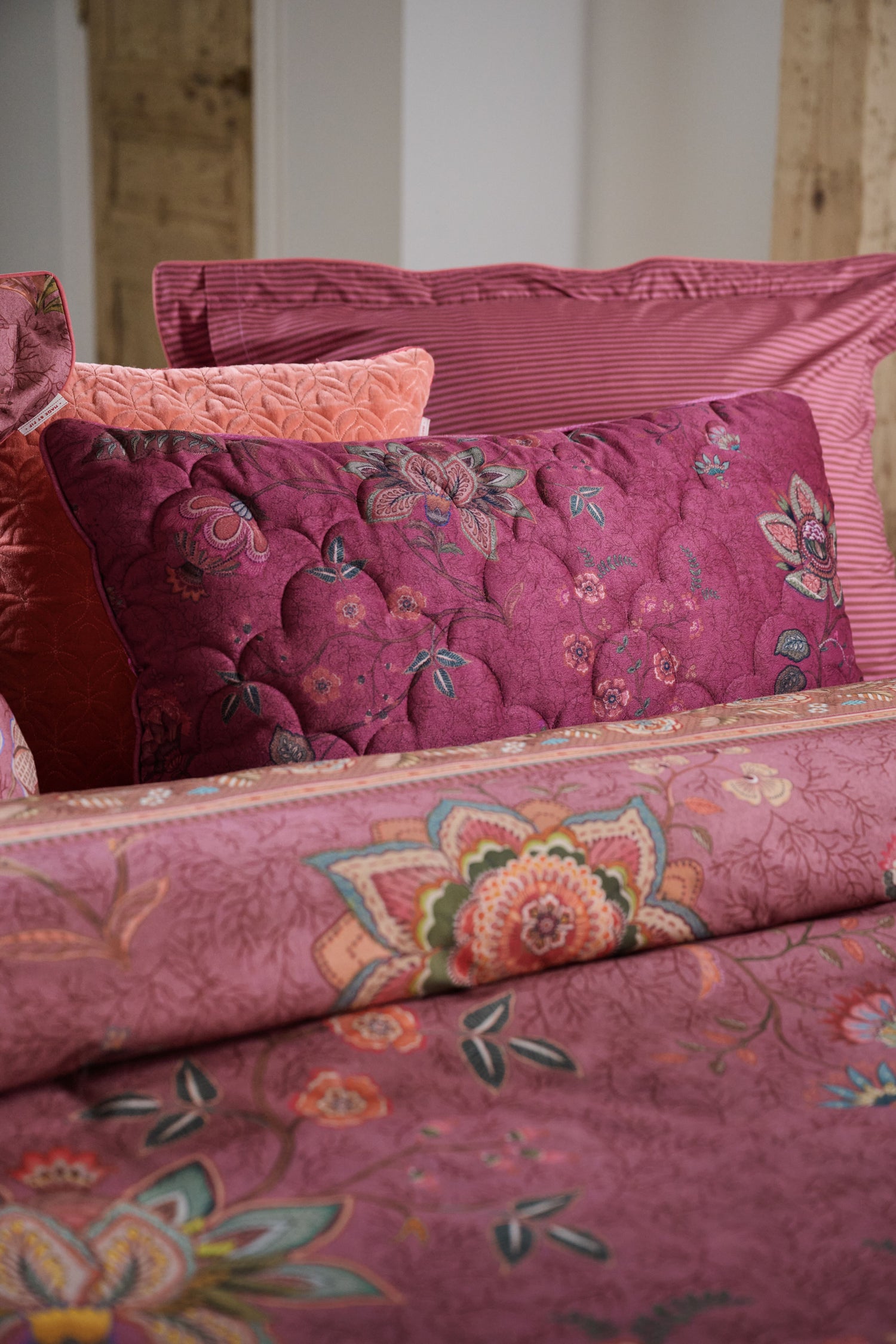 Pip Studio Mumbai Morning Velvet Kissen - Dunkelrosa